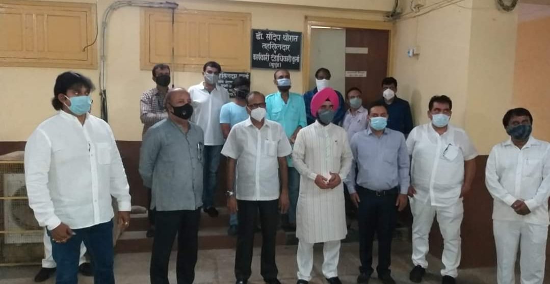 Adarsh Maharashtra | पेट्रोल, डिझेल भाववाढ विरोधात मुलुंड कॉंग्रेसतर्फे निषेध आंदोलन