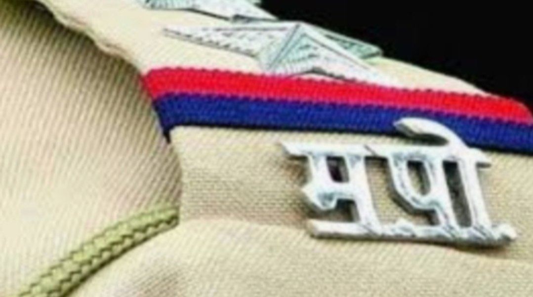 Adarsh Maharashtra | आरोपी बनवतो अशी भीती दाखवून...