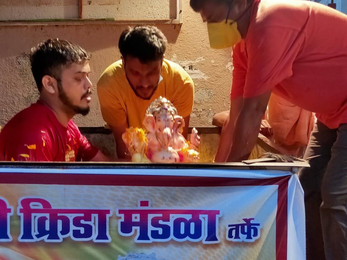 Adarsh Maharashtra | विसर्जनासाठी कृत्रिम तलावाला नागरिकांची पसंती अमरशक्ती क्रिडा मंडळ, दादर...