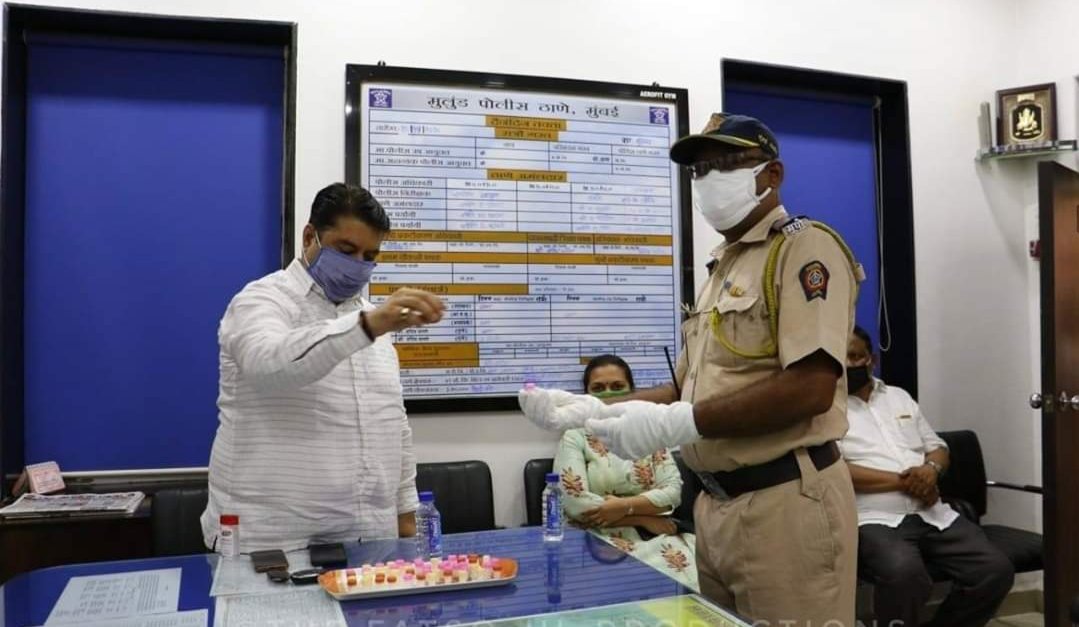 Adarsh Maharashtra | खासदार मनोज कोटक यांनी विभागातील पोलिस ठाण्याना भेट देवून केले होमिओपॅथी...