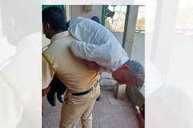 Adarsh Maharashtra | मुंबईच्या या पोलिसाला सलाम हार्ट अटैक आलेल्या प्रवाशाचा खांद्यावर नेवून...