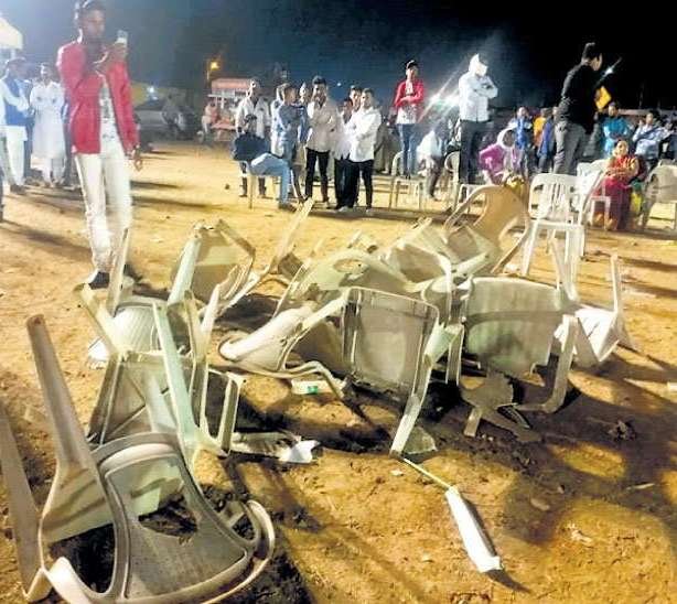 Adarsh Maharashtra | रामदास आठवले यांच्या सभेत राडा, प्रकाश आंबेडकरांना ‘चोर’ संबोधल्याने लोक...