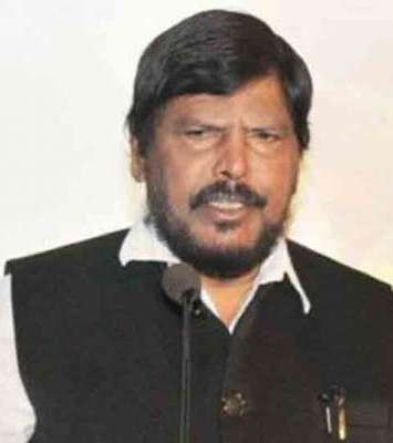 Adarsh Maharashtra | रामदास आठवलेंना मारहाण; कारण अद्याप अस्पष्ट