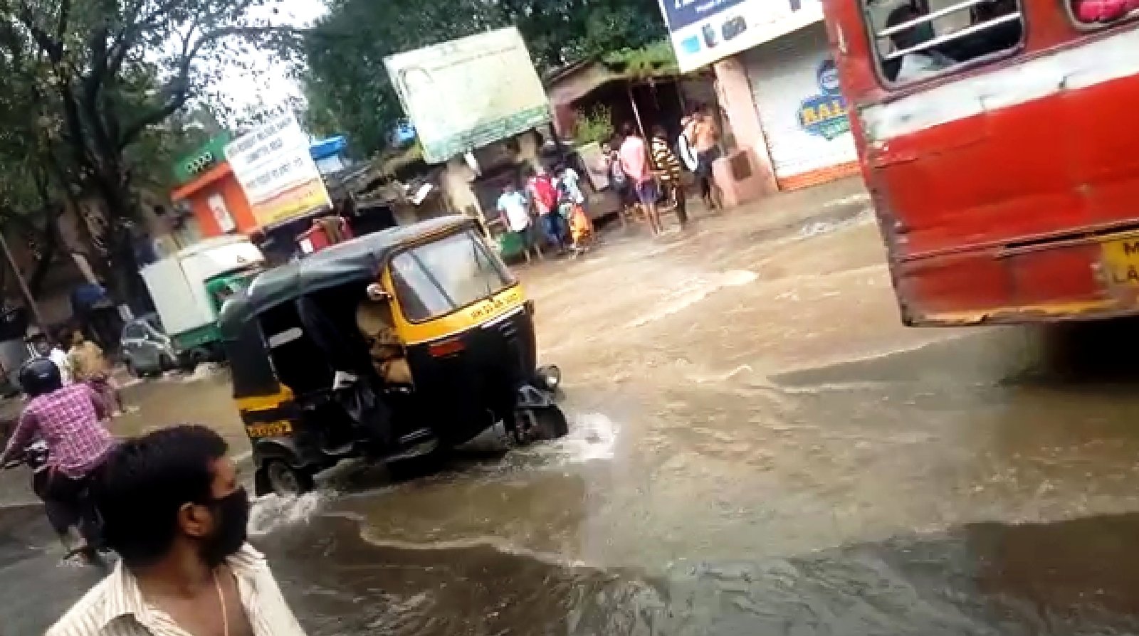 Adarsh Maharashtra | जलवाहिनीच्या गळतीमुळे भांडुप परिसरातील पाणीपुरवठा बंद