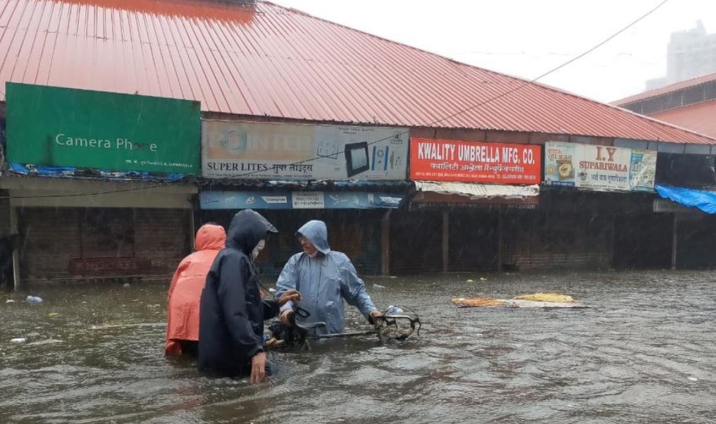 Adarsh Maharashtra | पाऊस, उधाणलेला समुद्र, सोसाटय़ाच्या वाऱ्यांमुळे मुंबईची दाणादाण!;