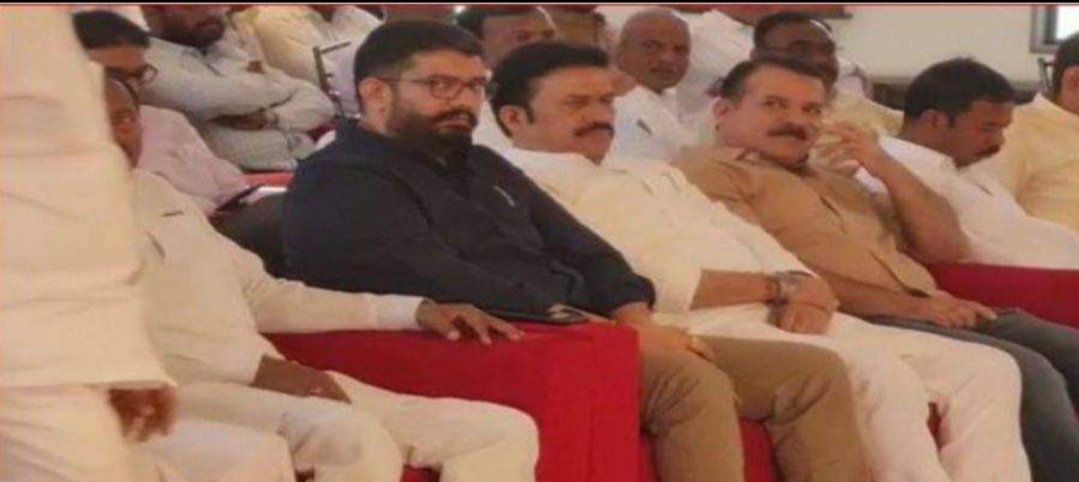 Adarsh Maharashtra | एकमेकांना संपवण्याची भाषा करणारे बसले मांडीला मांडी लावून