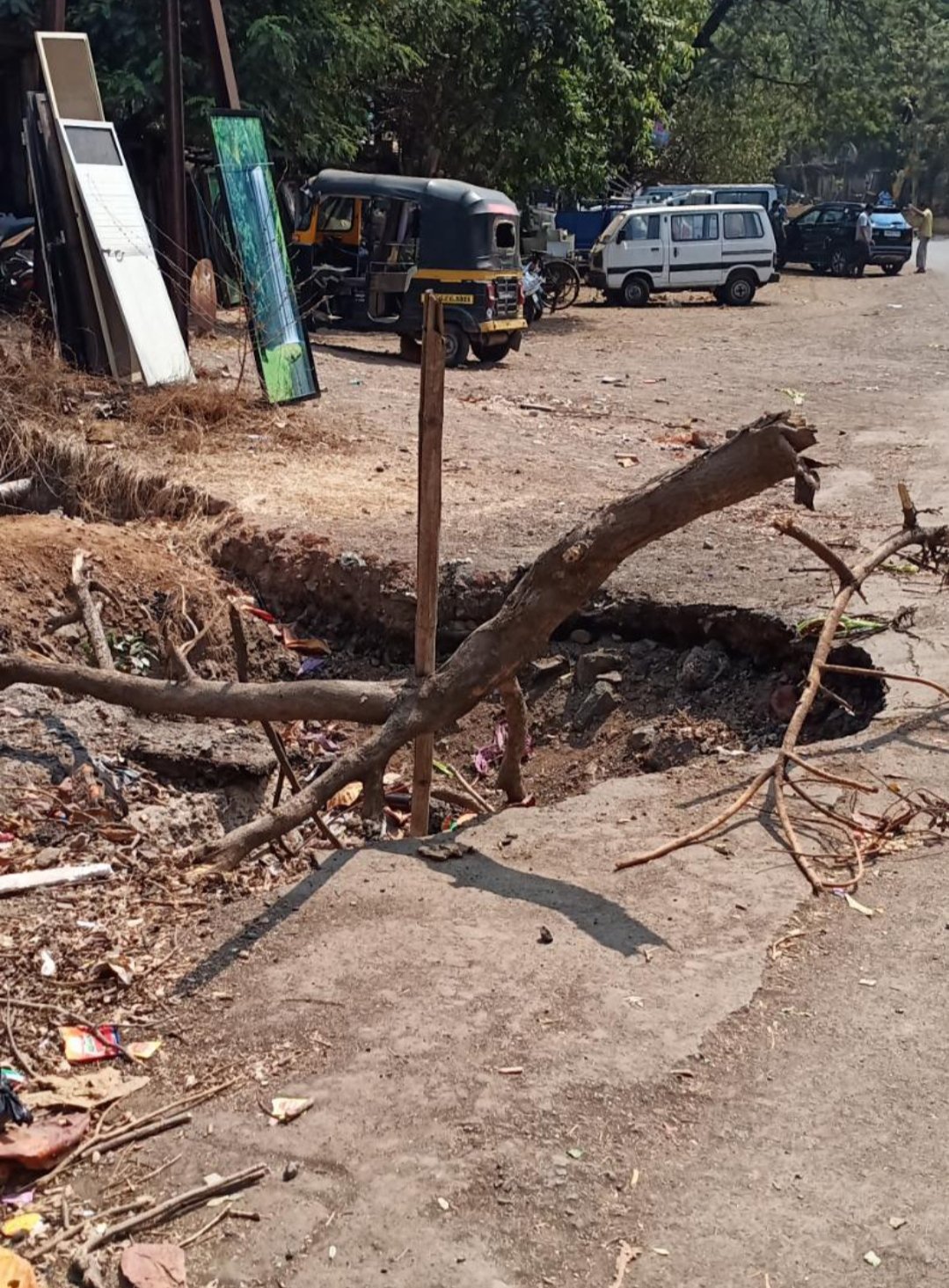 Adarsh Maharashtra | उल्हासनगर महानगरपालिकेचा हलगर्जीपणा अपघाताला आमंत्रण देणारा खड्डा .