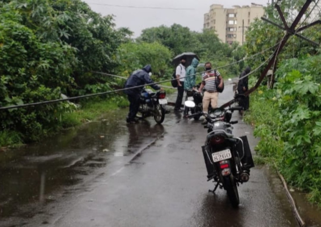 Adarsh Maharashtra | सडलेल्या खांबाकडून महावितरणची पोलखोल