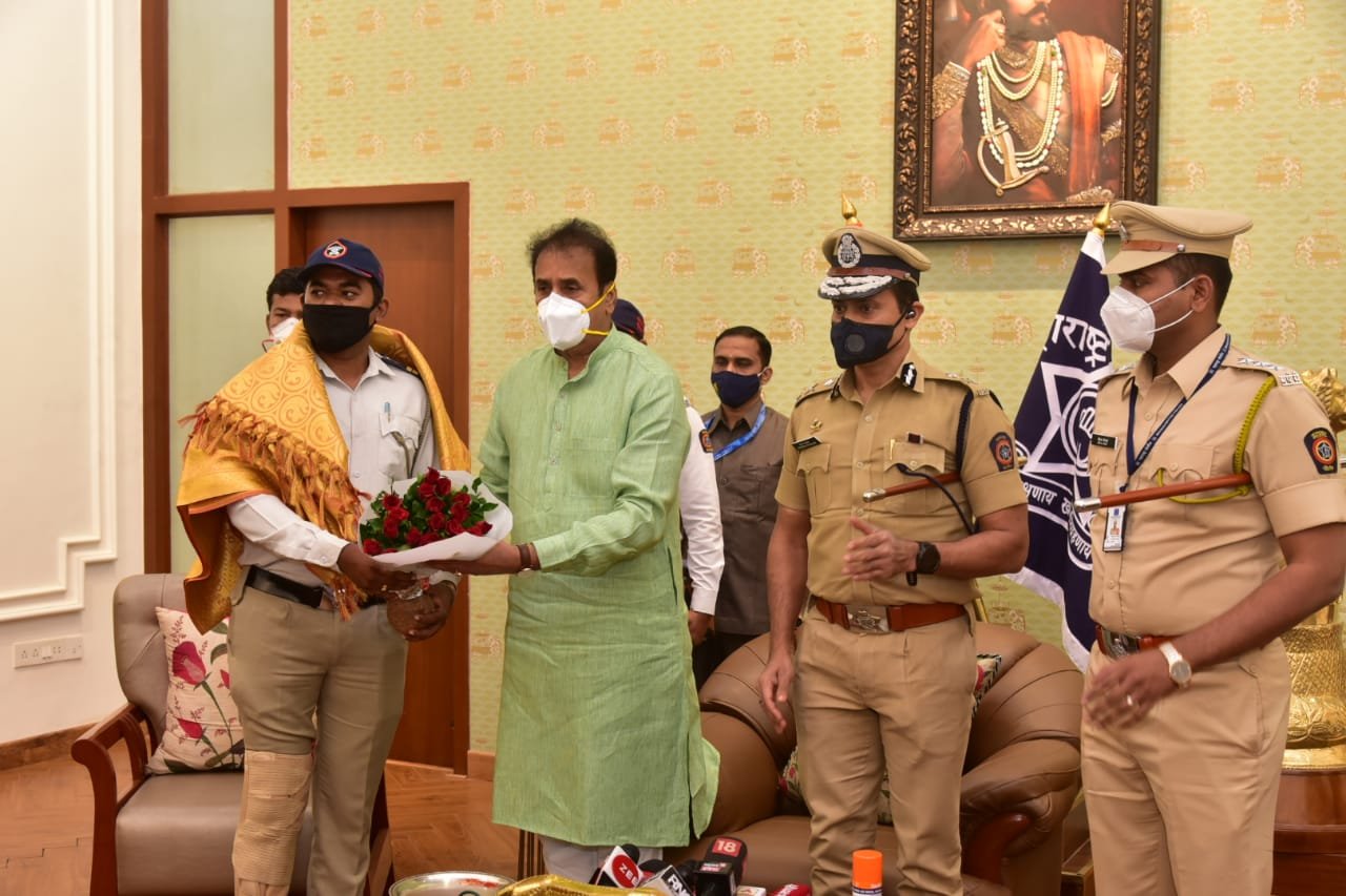 Adarsh Maharashtra | जीवाची बाजी लावून कर्तव्य...