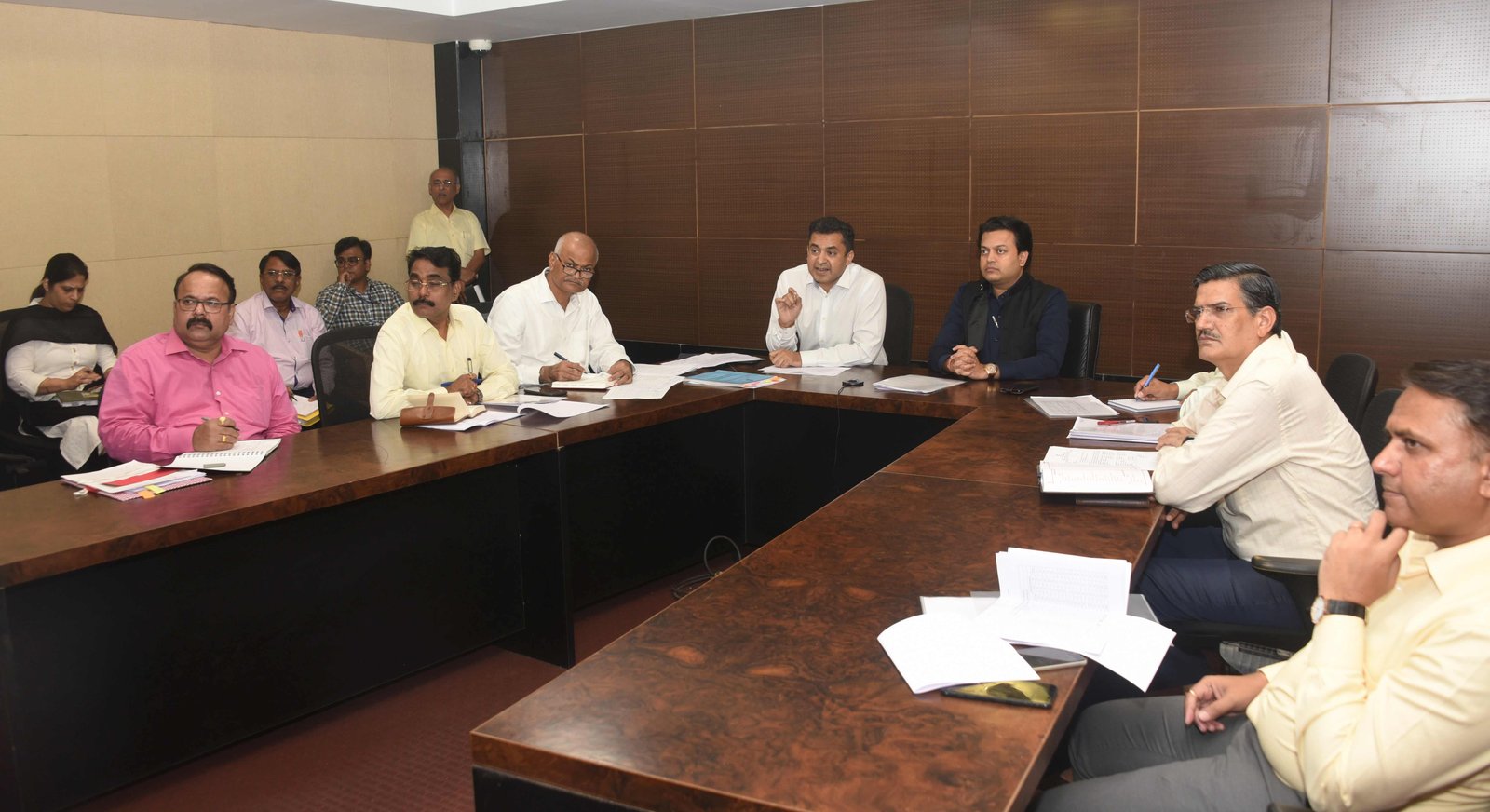 Adarsh Maharashtra | एकजुटीने 'कोरोना विषाणू'ला परतवून लावूया!  आठवडाभरात 1500 बेड असलेले 'विलगीकरण...