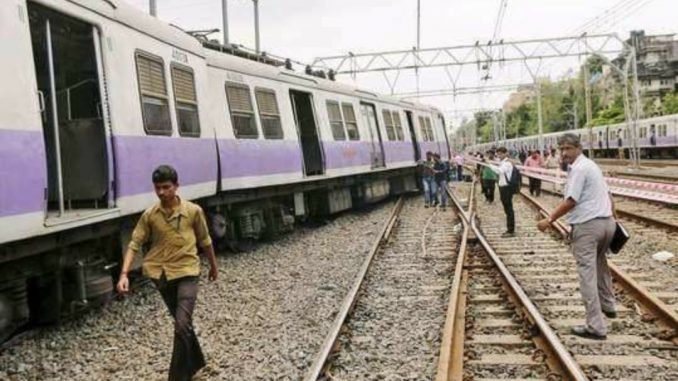 Adarsh Maharashtra | आटगावजवळ लोकलचा डबा घसरला;...