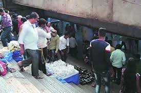 Adarsh Maharashtra | कोरोना - गर्दीवर नियंत्रण करण्यासाठी भुयारी मार्गातील फेरीवाल्यांवर...