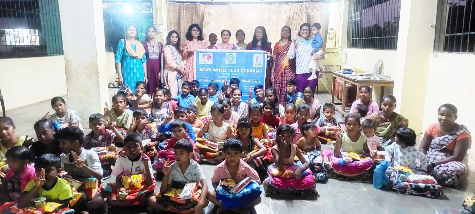 Adarsh Maharashtra | बालदिनी आदिवासी मुलांना कर्जतमधे ब्लँकेट वाटप!