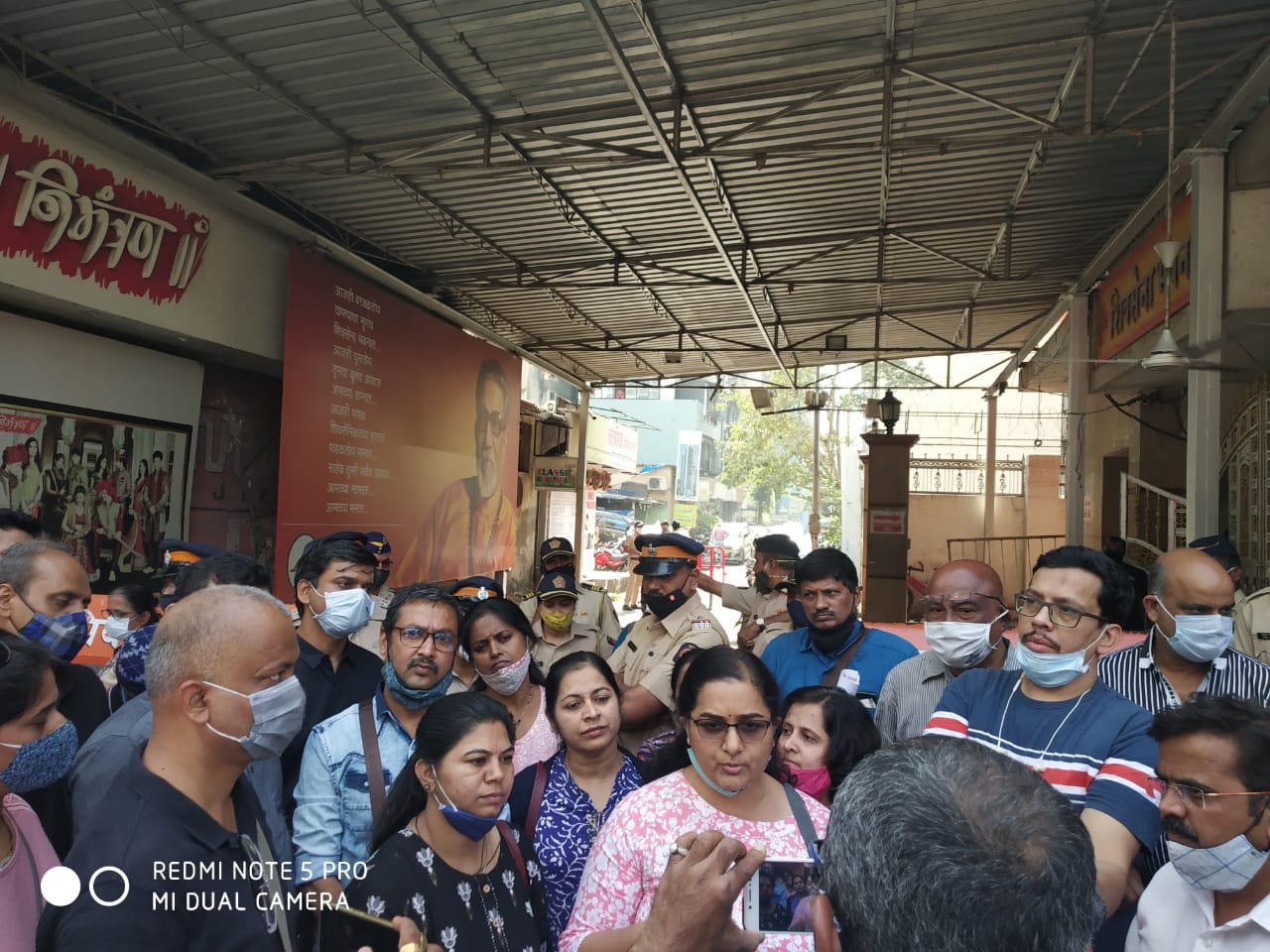 Adarsh Maharashtra | शालेय विद्यार्थ्यांच्या फी वाढीच्या मुद्यावरून पालकांचे आंदोलन.