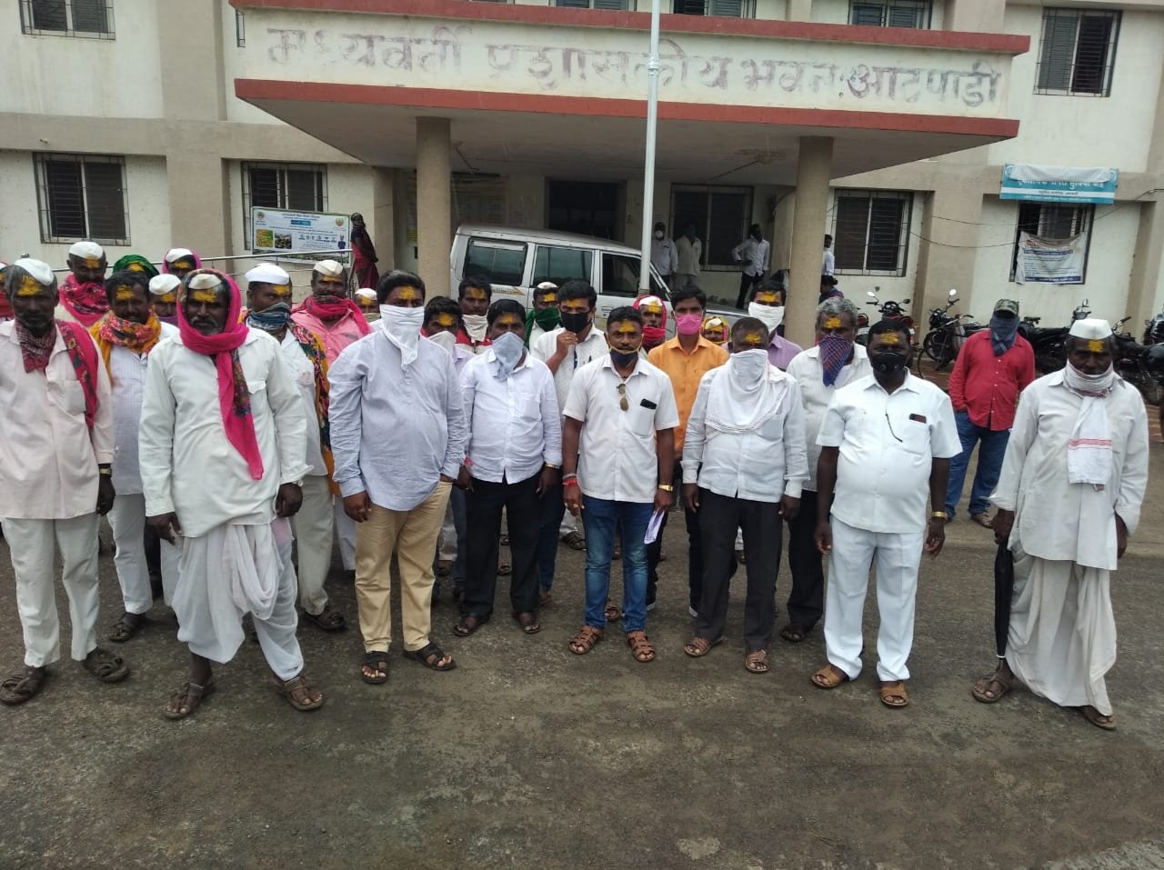 Adarsh Maharashtra | चराऊ कुरणं मेंढपाळांना मुक्त...