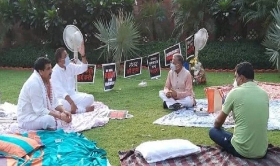 Adarsh Maharashtra | उपसभापती हरिवंश यांची निलंबित खासदारांसोबत 'चाय पे चर्चा'; स्वत: घेऊन गेले...