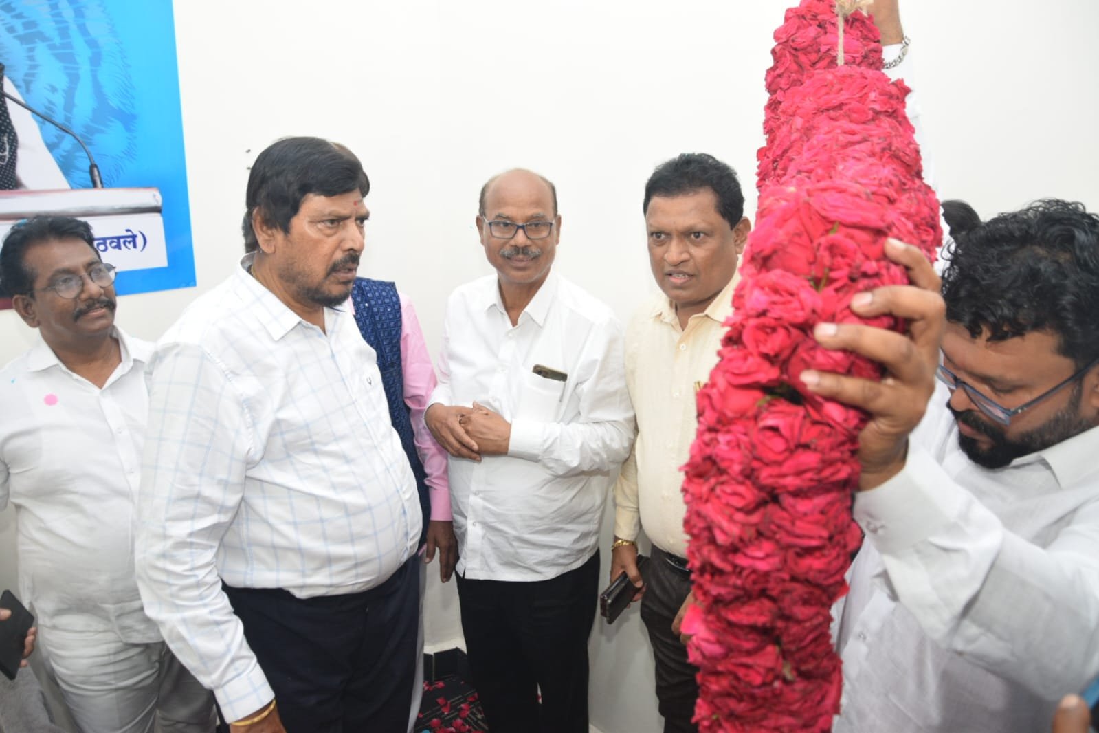 Adarsh Maharashtra | रामदास आठवले यांच्या हस्ते नवी मुंबईत नवीन शेट्टी यांच्या रिपाई ...