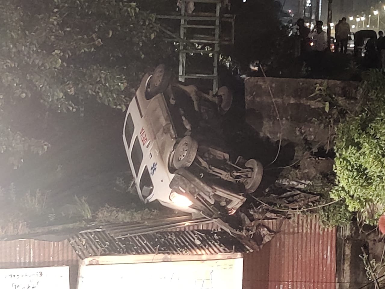 Adarsh Maharashtra | चालकाचा गाडीवरील नियंत्रण सुटल्याने रुग्णवाहिनी घरावर  कोसळली!