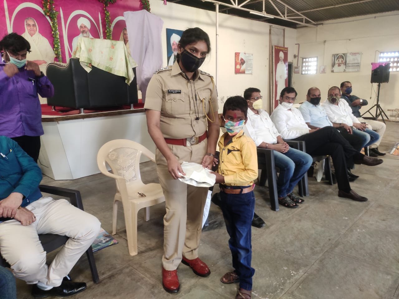 Adarsh Maharashtra | गरजु विद्यार्थ्याना शालेय साहित्याचे वाटप