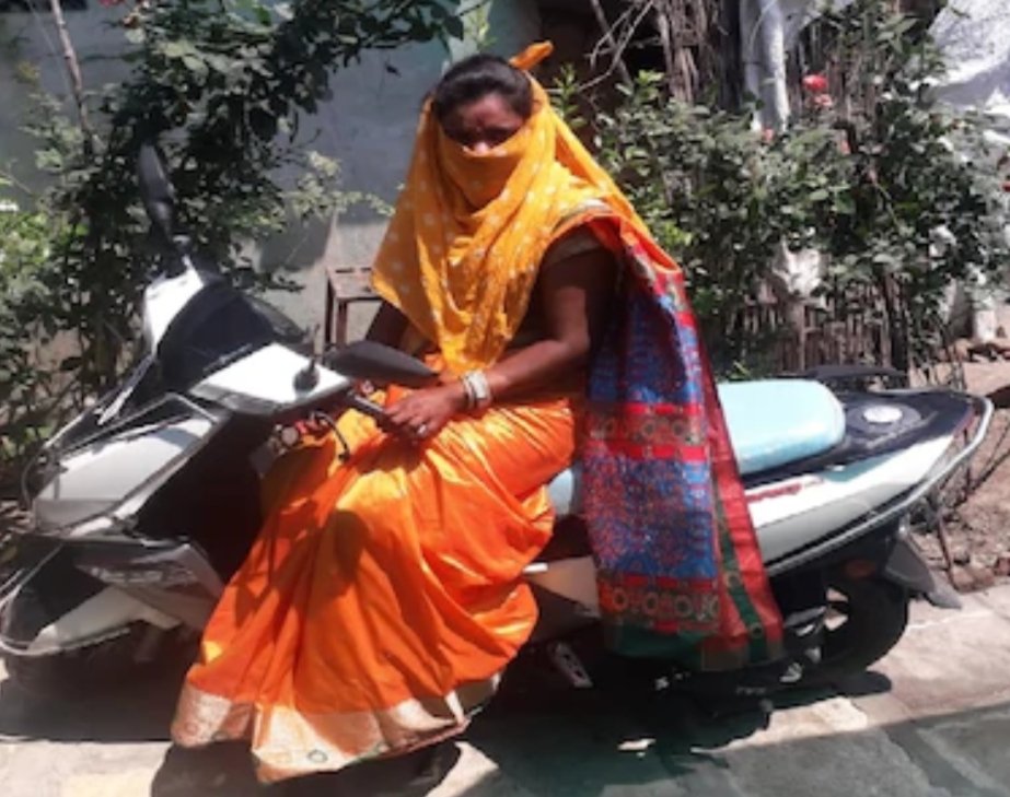 Adarsh Maharashtra | कोरोनामुळे दोनवेळा लग्नाची तारीख पुढे ढकलली. तिसऱ्यावेळी नववधु दुचाकी...