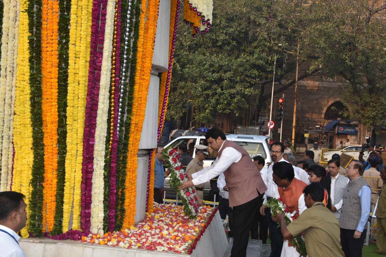 Adarsh Maharashtra | मुख्यमंत्र्यांकडून हुतात्म्यांना अभिवादन!!!