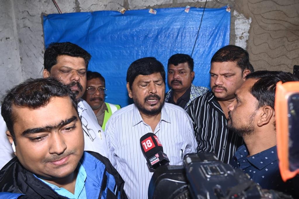 Adarsh Maharashtra | केंद्रीय मंत्री ना. रामदासजी आठवलेंनी दुर्घटनाग्रस्तांना भेटुन वाहीली श्रद्धाजंली!