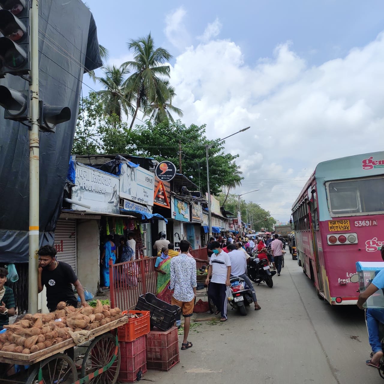 Adarsh Maharashtra | कुर्ला स्थानक ते कुर्ला सिग्नल पर्यन्त सोशल डिस्टंसिंगचा फज्जा