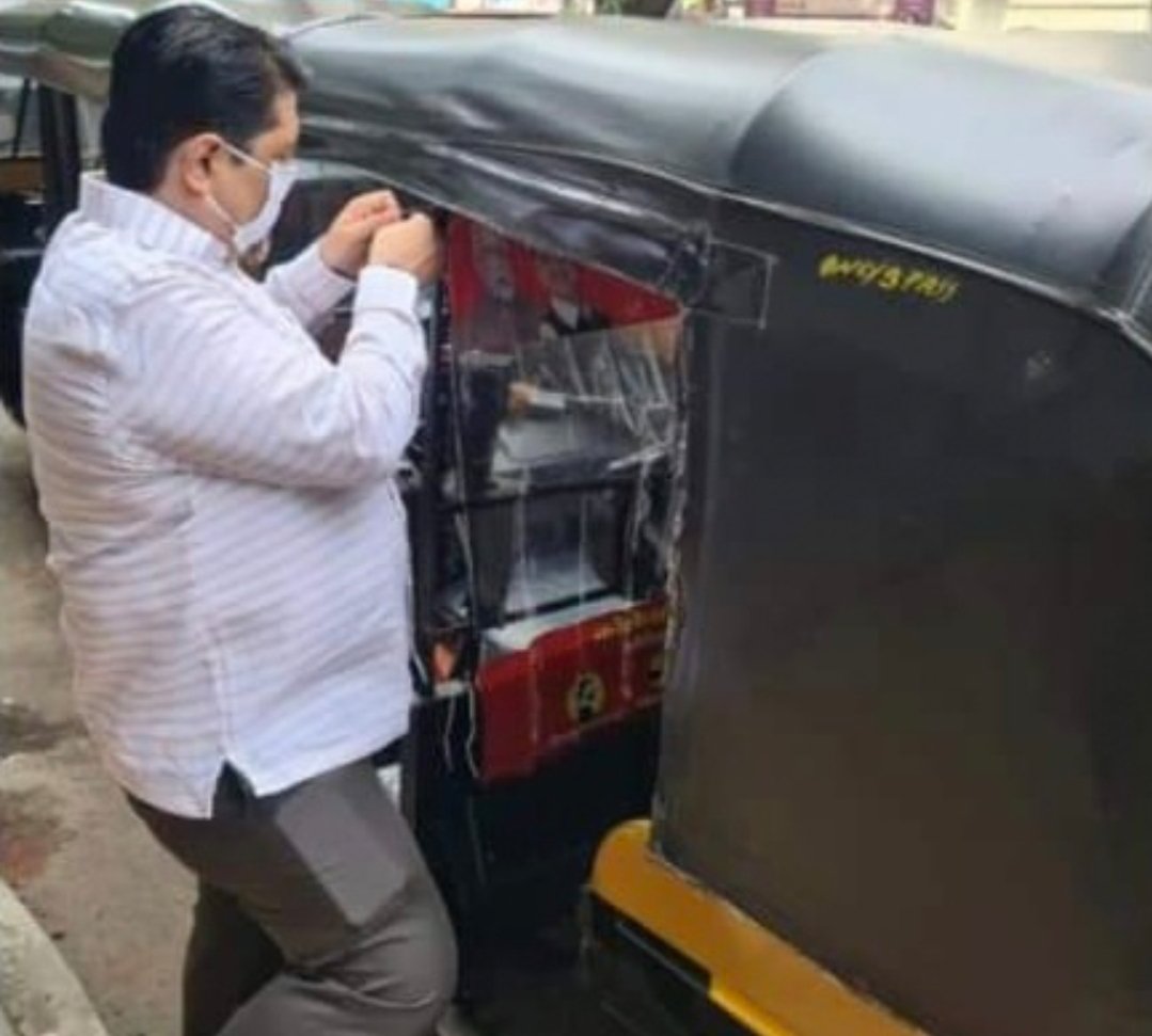 Adarsh Maharashtra | खासदार मनोज कोटक यांचयातर्फे रिक्षाचालकांना संरक्षक स्क्रीनचे मोफत वाटप