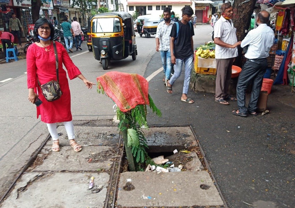 Adarsh Maharashtra | रस्त्यावरील चेंबरचे झाकण...