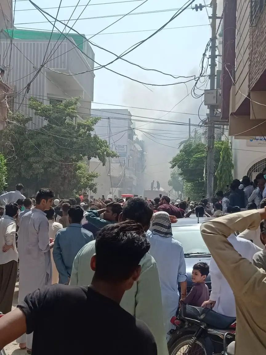 Adarsh Maharashtra | पाकिस्तानात प्रवासी विमान कोसळलं, कराचीजवळ घडली घटना