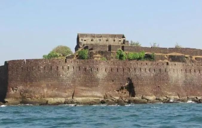 Adarsh Maharashtra | विजयदुर्ग किल्ल्याच्या...