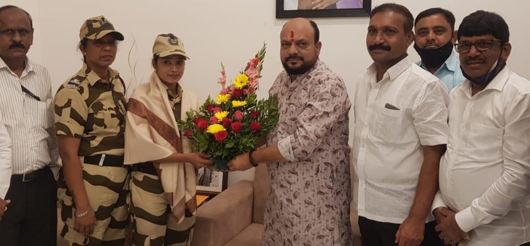 Adarsh Maharashtra | प्रवाशाचा प्राण वाचविणाऱ्या लता बन्सोले यांचा,पाणीपुरवठा मंत्री...